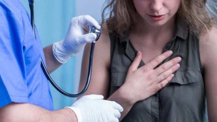 Βήχας και πόνος στο στήθος: Πότε συνδέονται με θανατηφόρο μόλυνση (βίντεο)